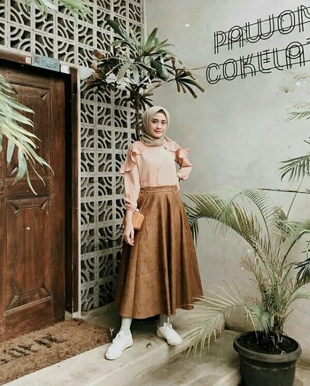 Rok Coklat Flare dengan Kemeja Ruffle (credit: instagram/helminursifah)
