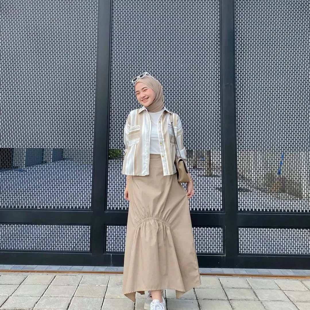 Rok Serut Minimalis dengan Kemeja Garis (credit: instagram/inikiranaaa_)