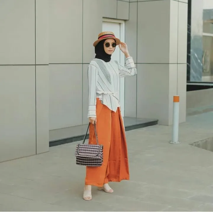 Rok Oranye Satin dengan Kemeja Asimetris (credit: instagram/viratandia)