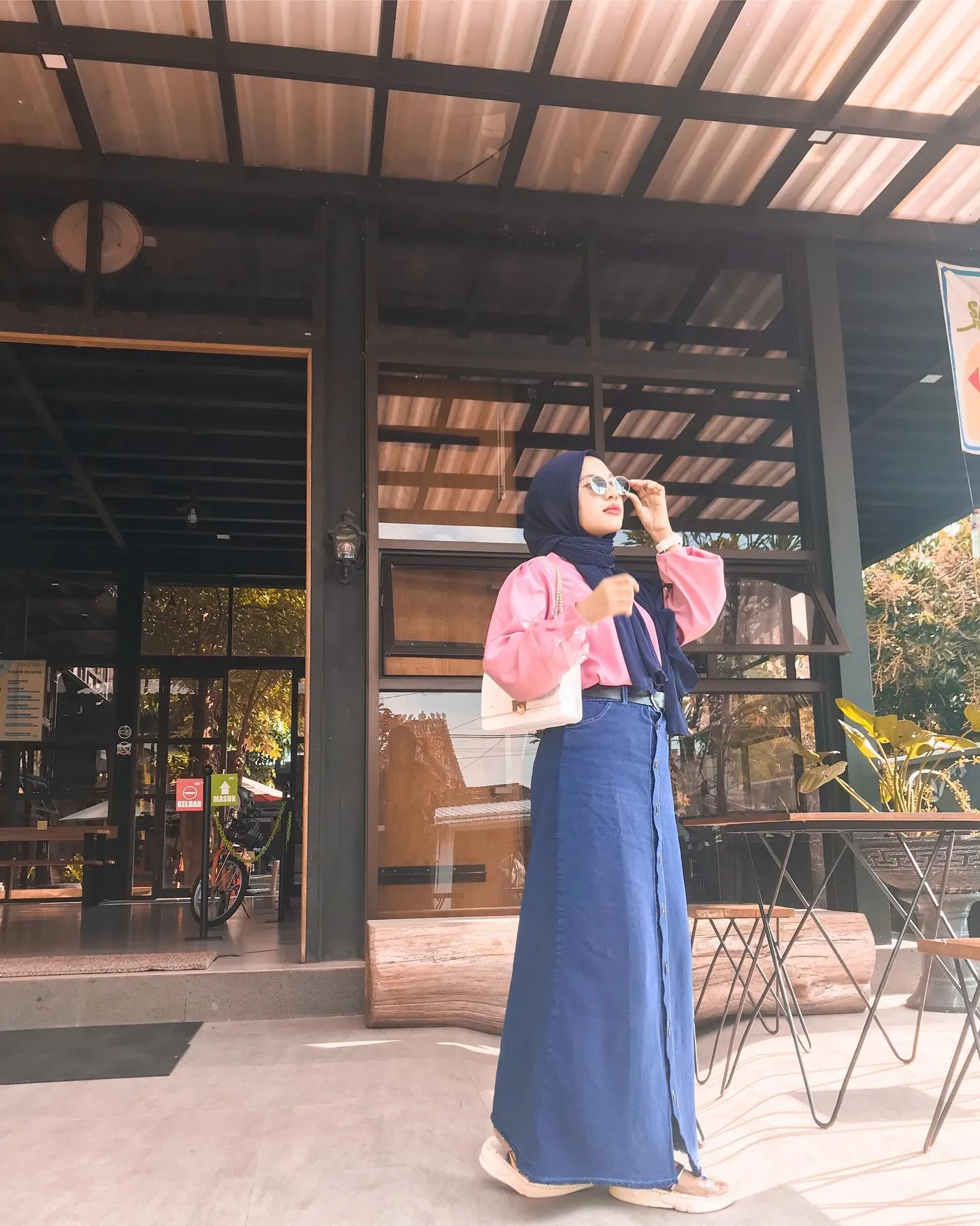 Rok Denim Kancing dengan Kemeja Bold (credit: instagram/ataniel.a)