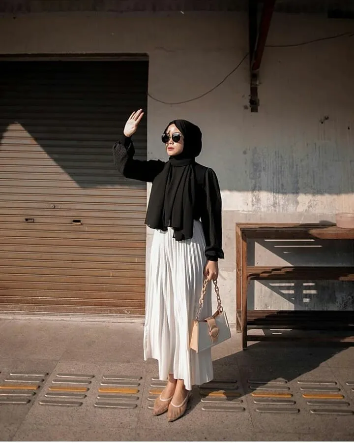Rok Plisket Putih dengan Kemeja Hitam (credit: instagram/irennakristyn)