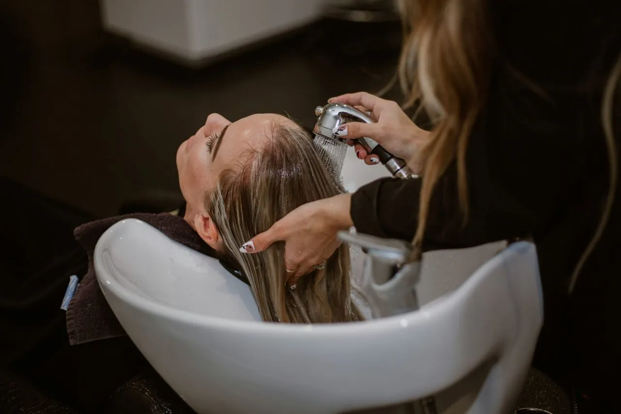 Ilustrasi Rambut Basah (Photo by Lindsay Cash on Unsplash)