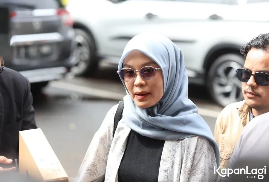 Ayu Chairun Nurisa pakai kacamata hitam © KapanLagi.com/Budy Santoso