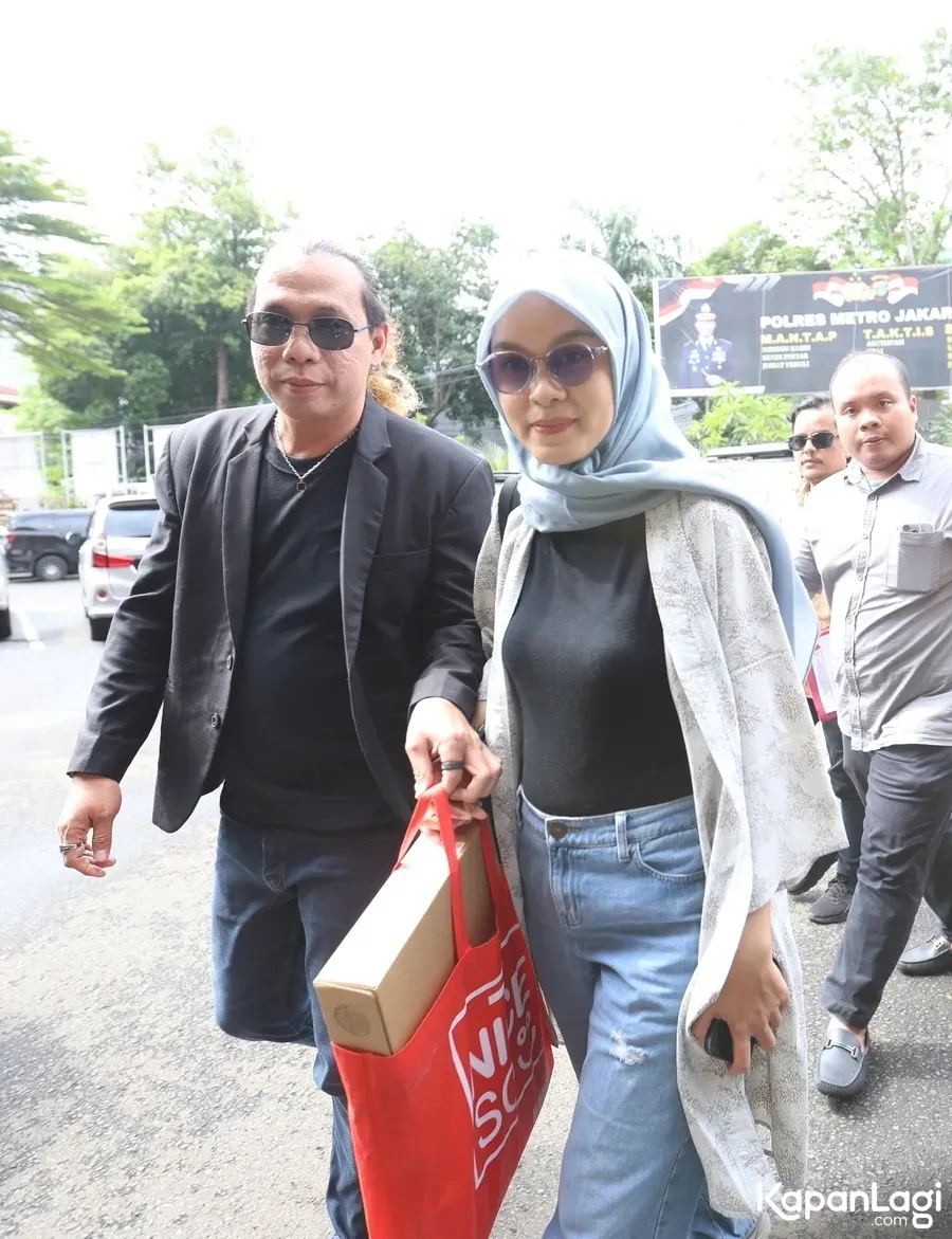 Ayu Chairun Nurisa bawa bukti © KapanLagi.com/Budy Santoso