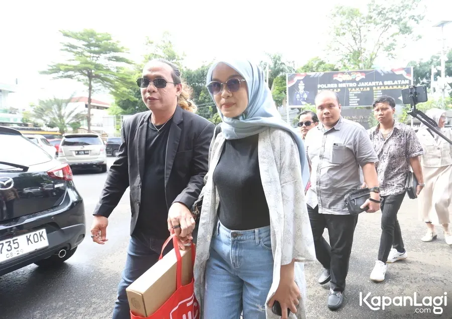 Ayu Chairun Nurisa bersama pengacara © KapanLagi.com/Budy Santoso