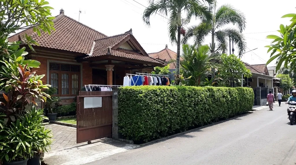 Tanaman privet untuk membuat area jemur tidak terlihat dari jalan. [AI Generated]