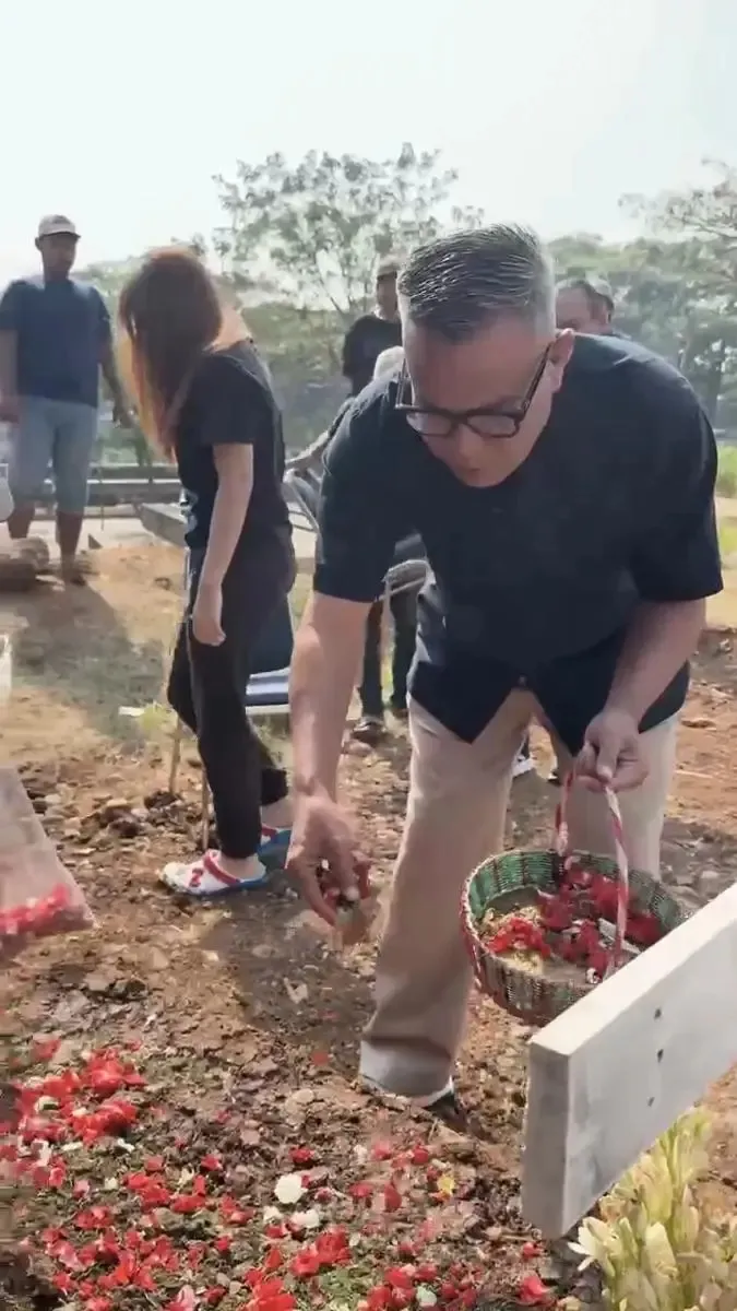 Abdel nyekar ke makam Temon © instagram.com/abdelachrian