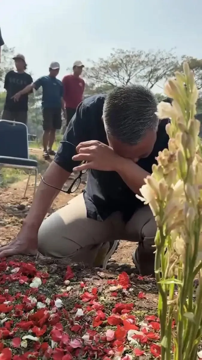 Abdel menangis di makam Temon © instagram.com/abdelachrian