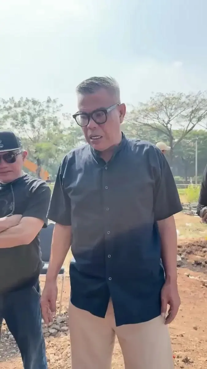 Abdel pakai kemeja hitam © instagram.com/abdelachrian