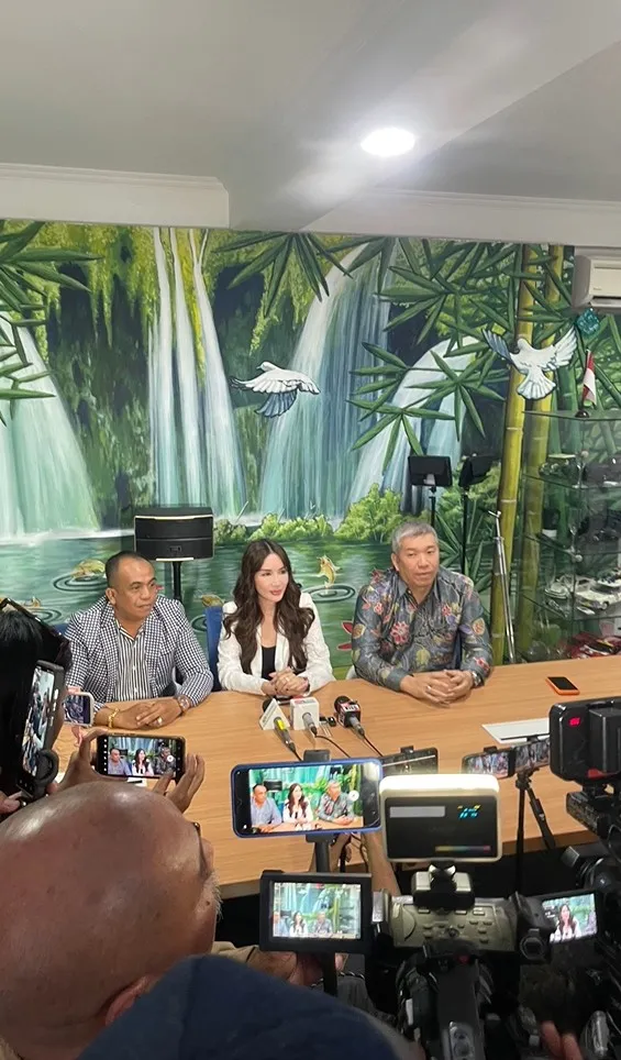 Ade Tya dan pengacaranya/Instagram/adetya_26