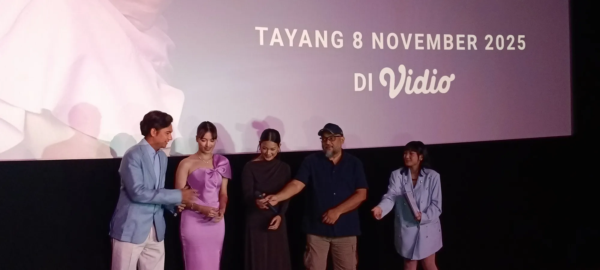 Adipati Dolken pakai jas biru © KapanLagi.com/Sahal Fadhli