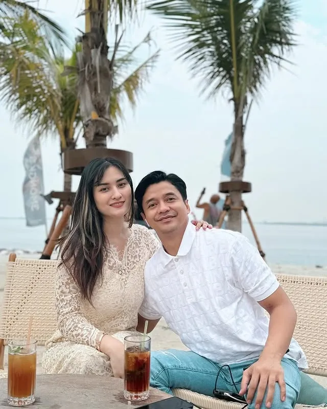 Angbeen dan Adly di pantai © instagram.com/instagram.com/angbeenrishi