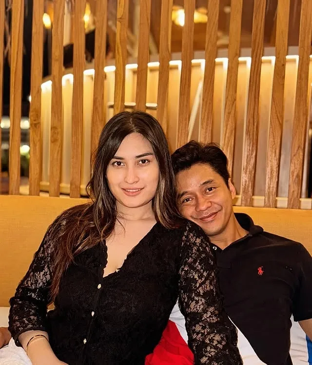 Angbeen dan Adly pakai baju hitam © instagram.com/instagram.com/angbeenrishi