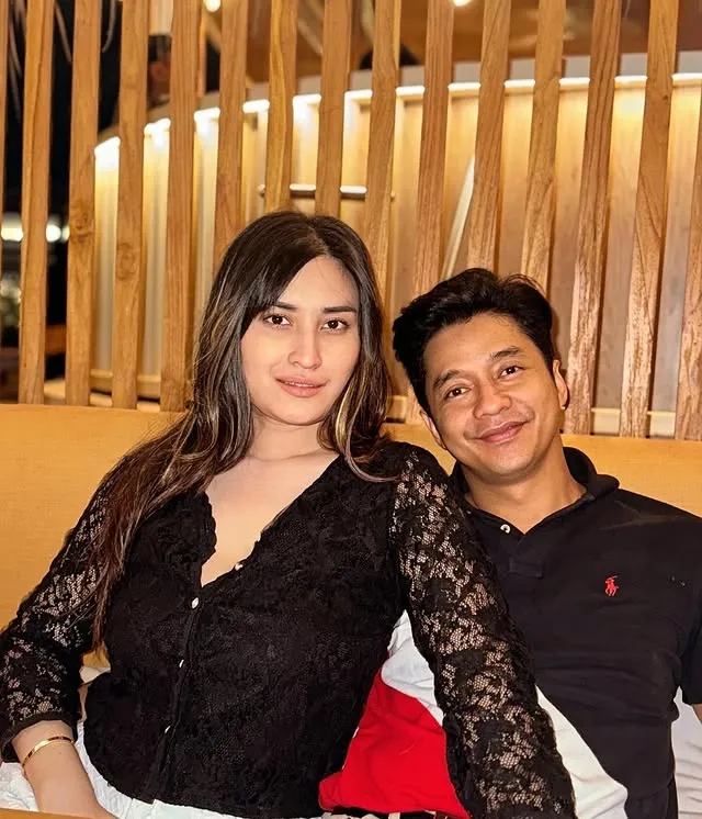 Angbeen dan Adly duduk berdua © instagram.com/instagram.com/angbeenrishi