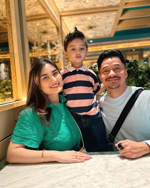 Angbeen dan Adly bersama anak © instagram.com/instagram.com/angbeenrishi