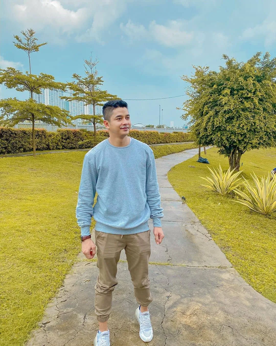 Adly Fairuz di taman (c) instagram.com/adlyfairuz