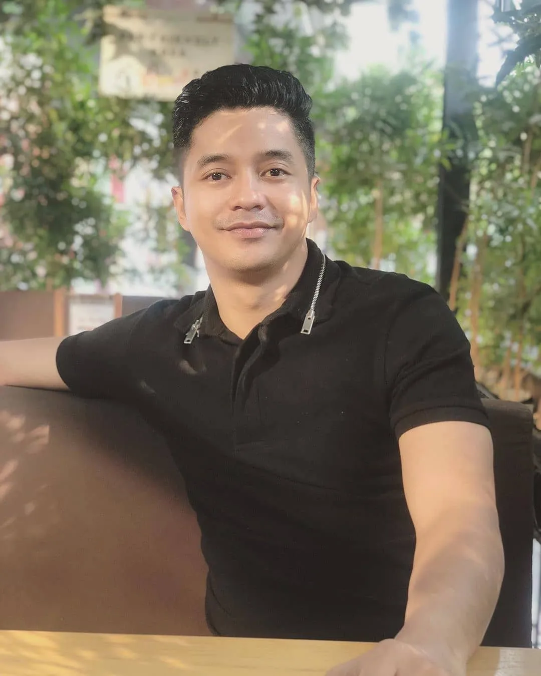 Adly Fairuz duduk (c) instagram.com/adlyfairuz