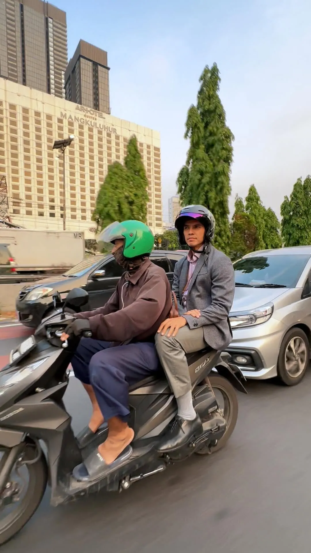  instagram.com/adrianmaulana)