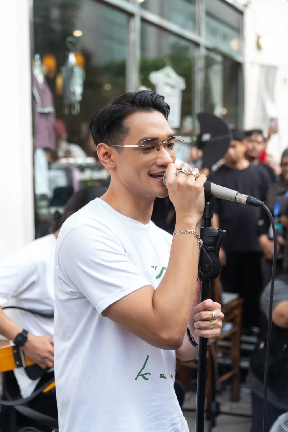 Afgan Busking rilis lagu "Kacamata"