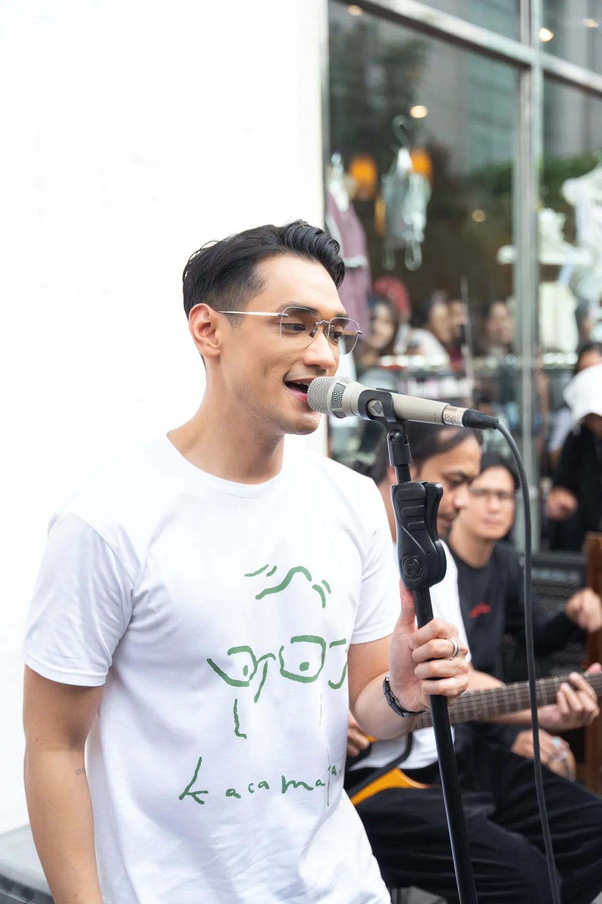 Afgan membawakan lagu "Kacamata"
