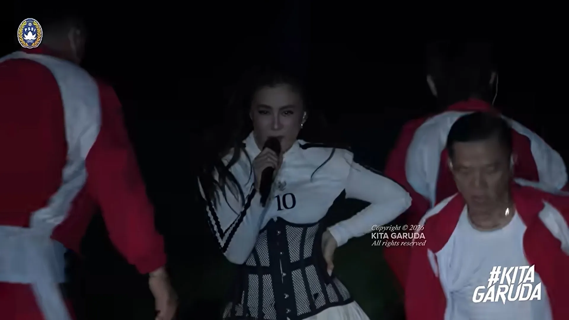 Agnez Mo tampil dengan jersey nomor 10 (credit: PSSI TV)