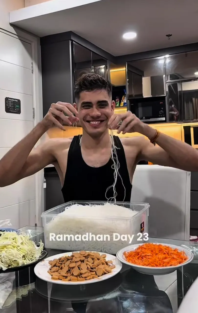 Aisar Khaled bagikan hidangan sahur ke sesama. (credit:instagram.com/aisar_khaledd)