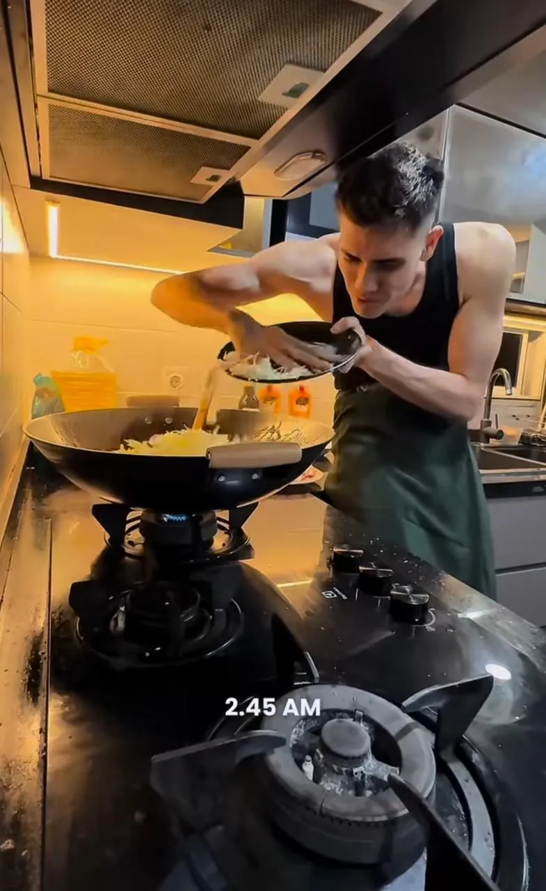 Aisar Khaled bagikan hidangan sahur ke sesama. (credit:instagram.com/aisar_khaledd)