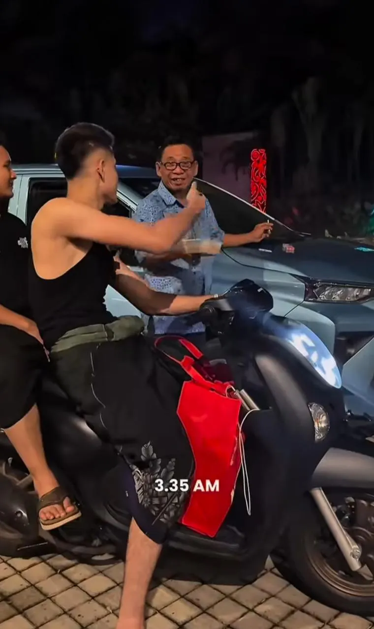 Aisar Khaled bagikan hidangan sahur ke sesama. (credit:instagram.com/aisar_khaledd)