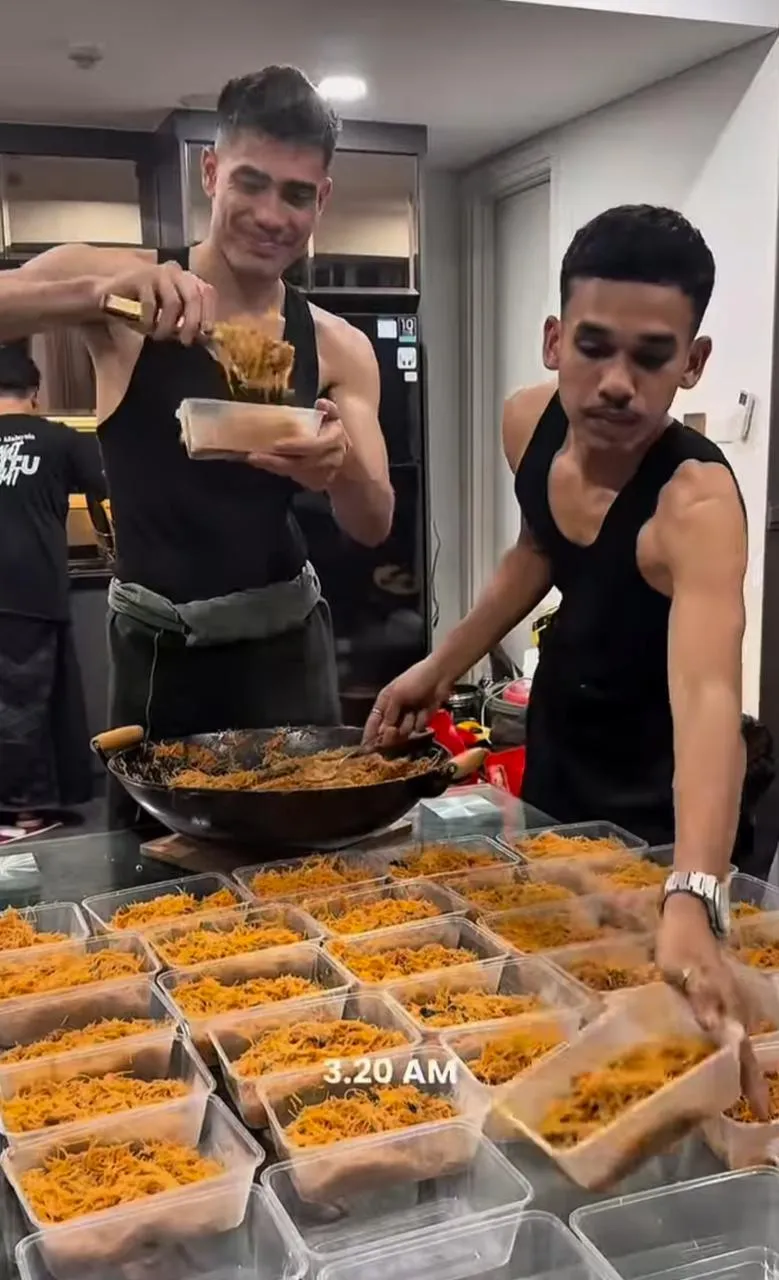 Aisar Khaled bagikan hidangan sahur ke sesama. (credit:instagram.com/aisar_khaledd)