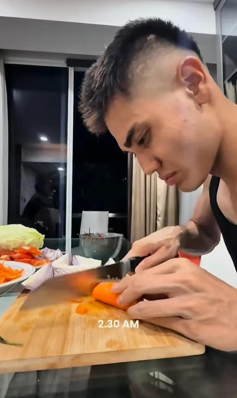 Aisar Khaled bagikan hidangan sahur ke sesama. (credit:instagram.com/aisar_khaledd)