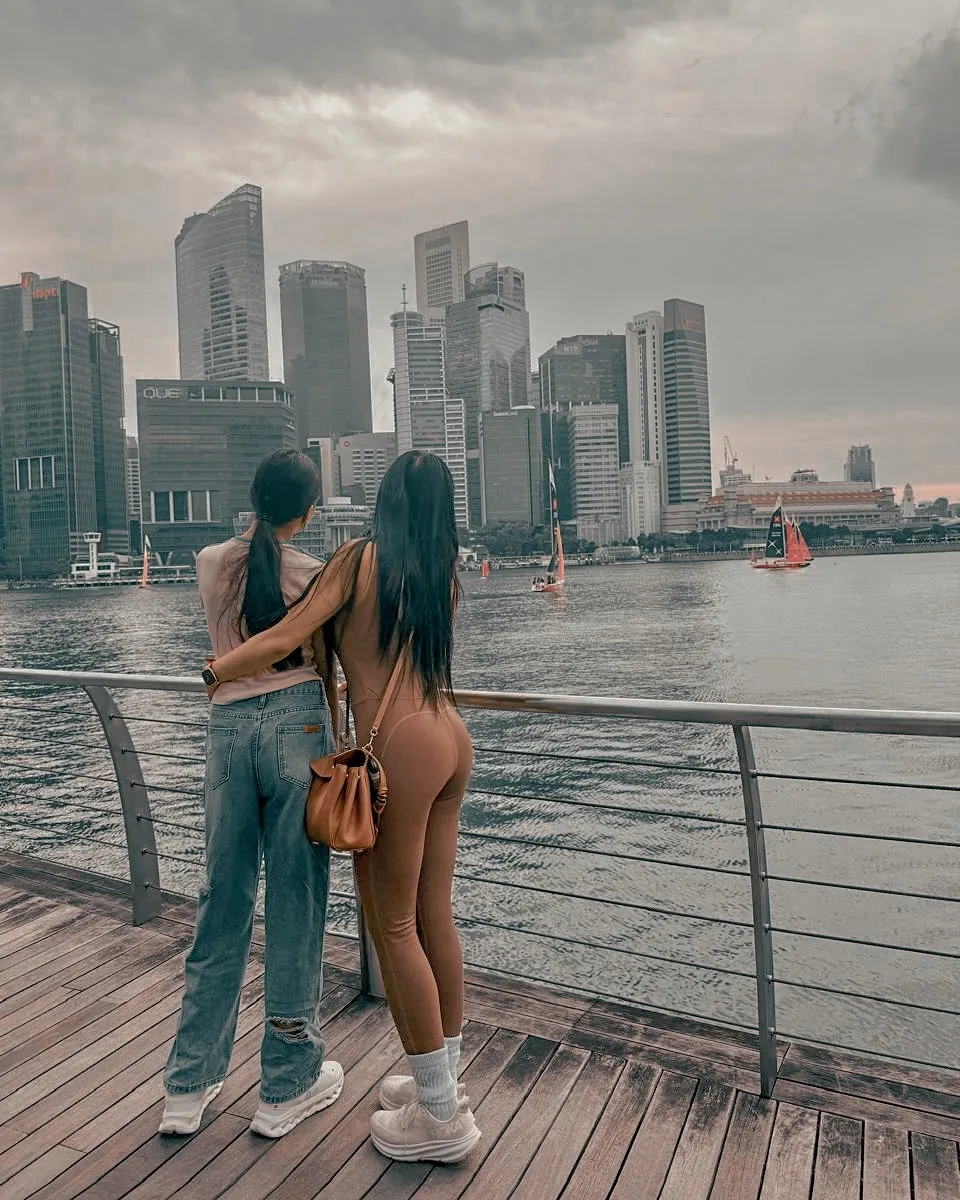 Denada dan Aisha di pelabuhan Singapura © instagram.com/denadaindonesia