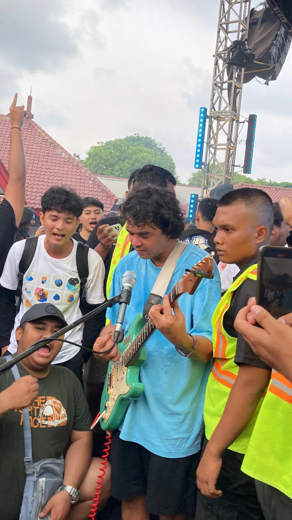 Dongker Tetap di Panggung