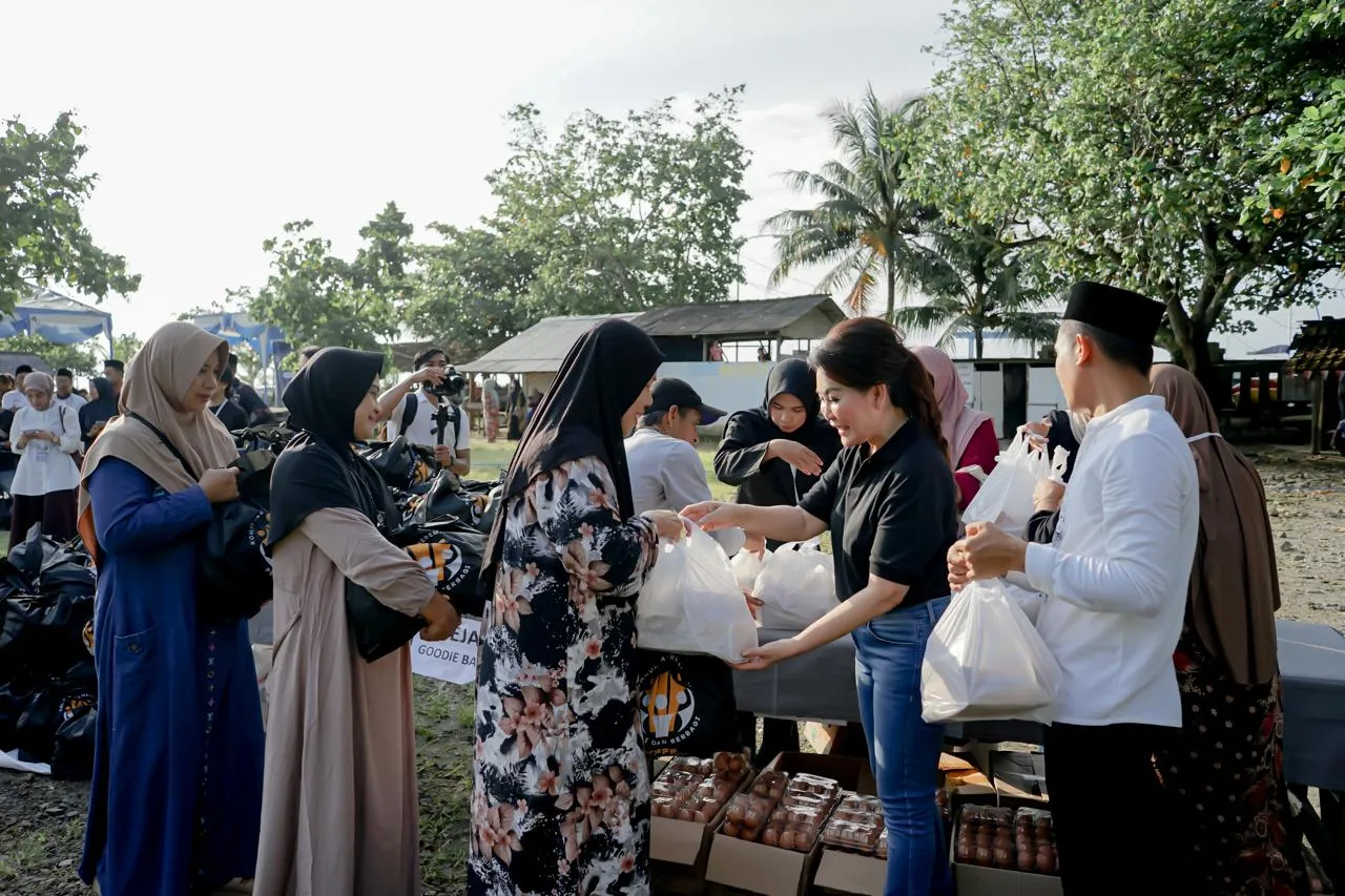 Berbagi sembako (credit: istimewa)