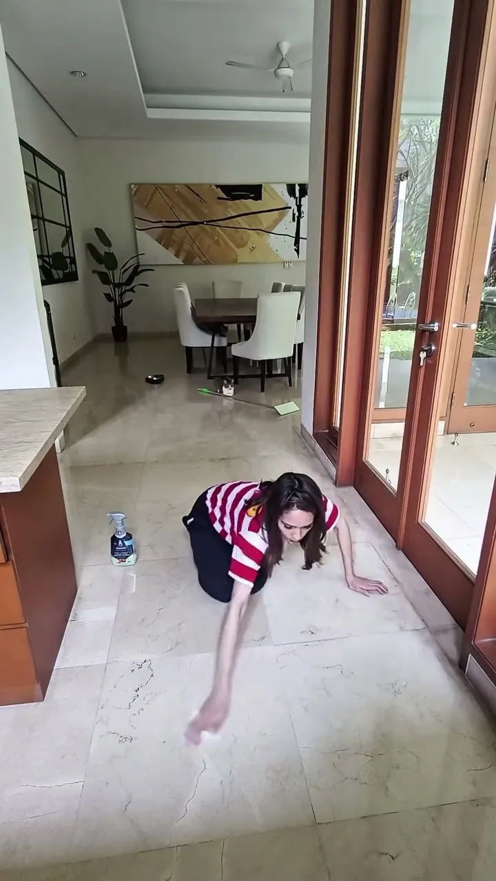 Aktivitas Cinta Laura ditinggal mudik ART (credit: Instagram.com/claurakiehl/)