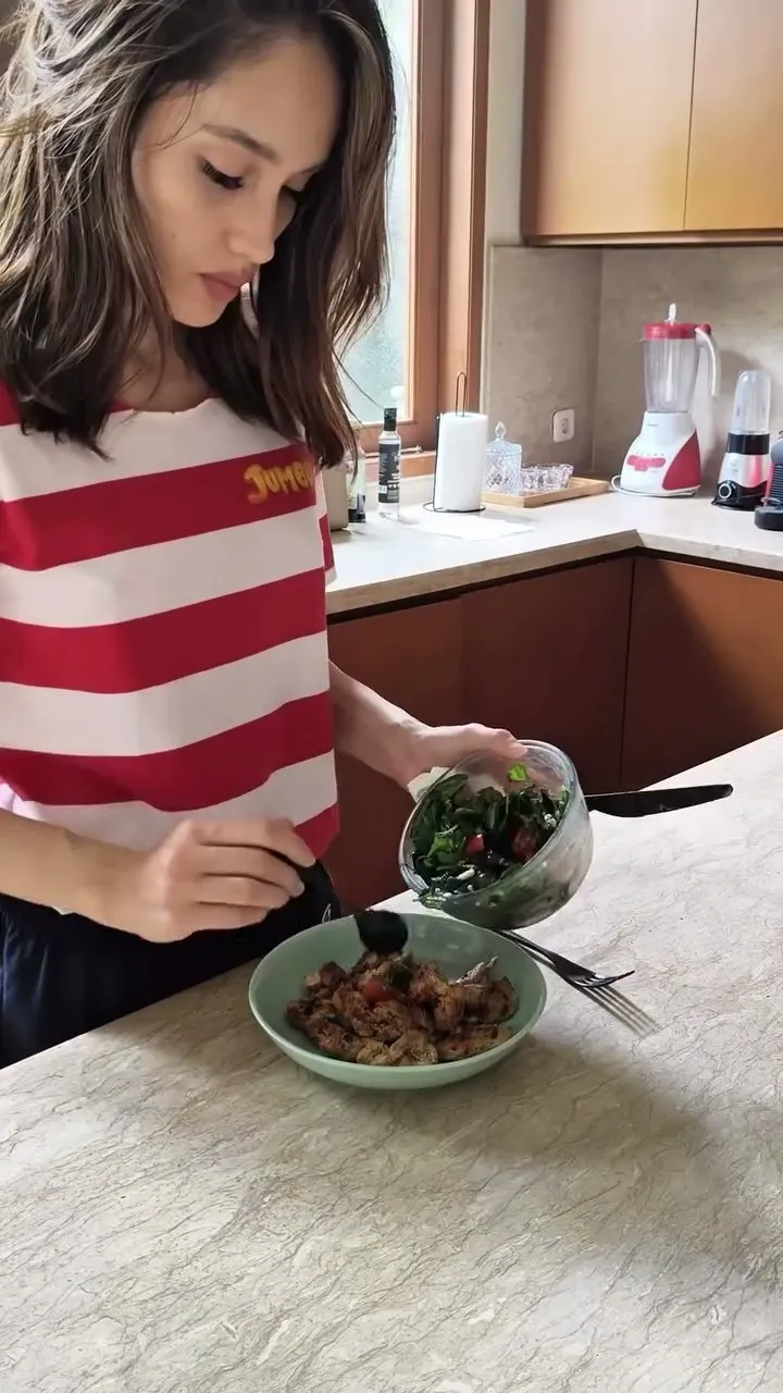 Aktivitas Cinta Laura ditinggal mudik ART (credit: Instagram.com/claurakiehl/)