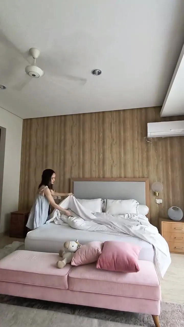 Aktivitas Cinta Laura ditinggal mudik ART (credit: Instagram.com/claurakiehl/)