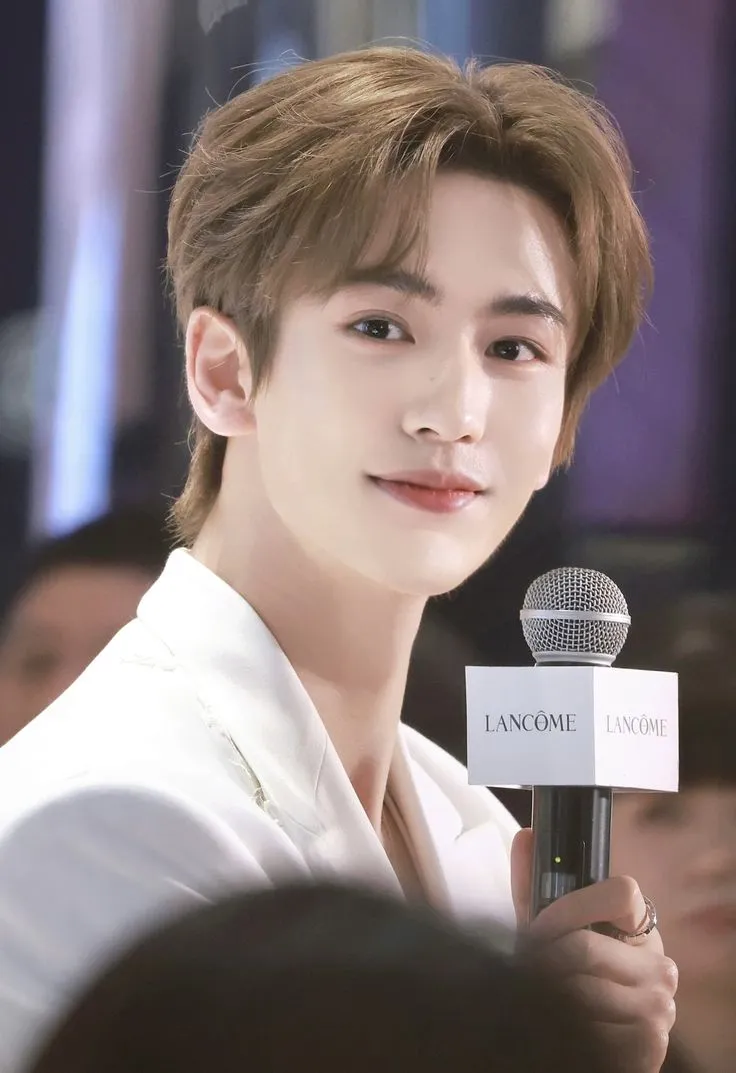 Zhang Linghe - copyright: id.pinterest.com/yibo19