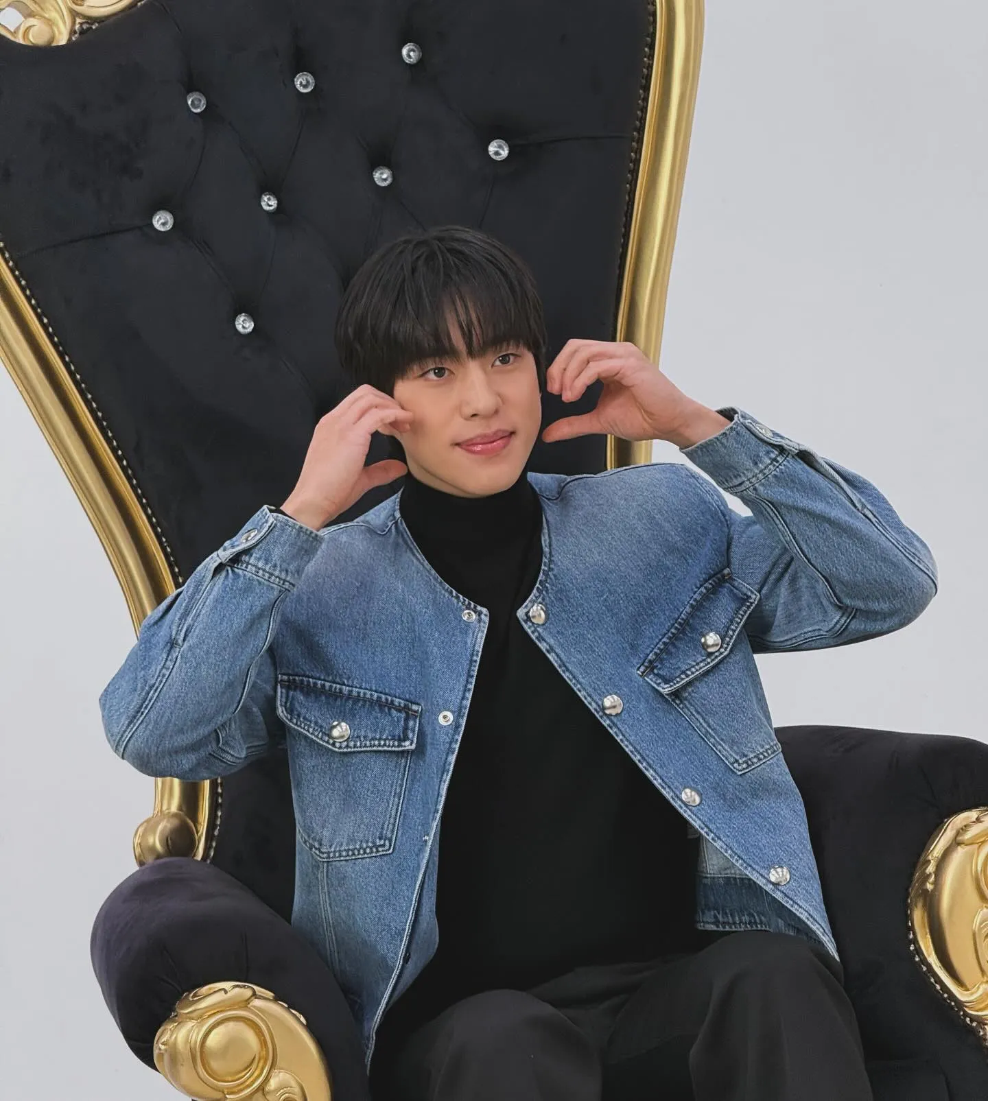 Cho Han Gyeol pose love tampil menggemaskan/Instagram.com/hangyul_cho