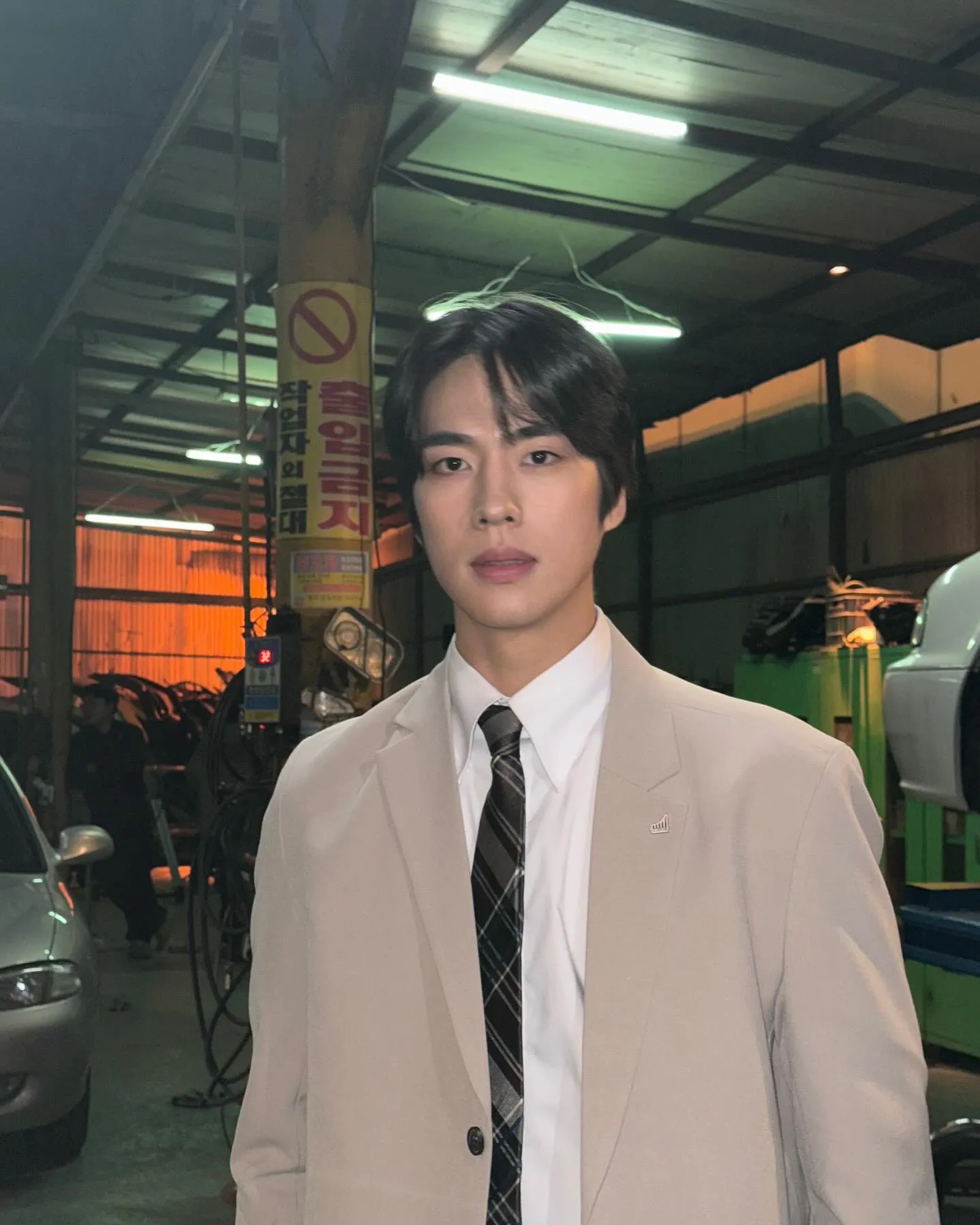 Cho Han Gyeol menawan dengan jas coklatnya/Instagram.com/hangyul_cho
