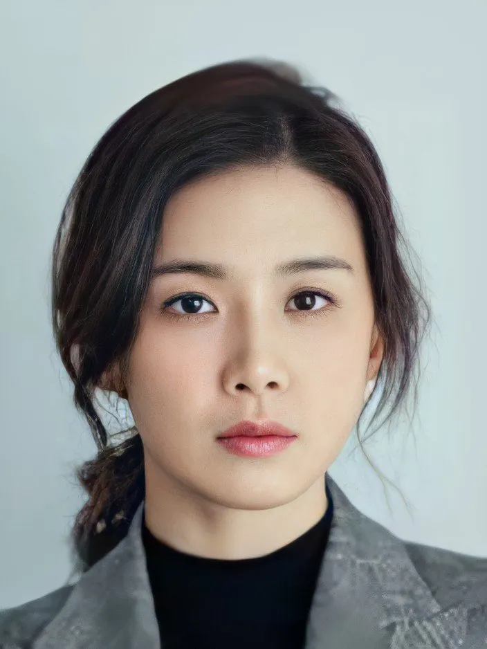 Lee Bo Young (mydramalist)