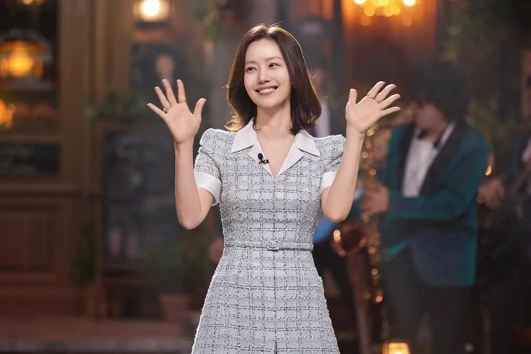 gaun biru/Instagram @moonchaewon_official/