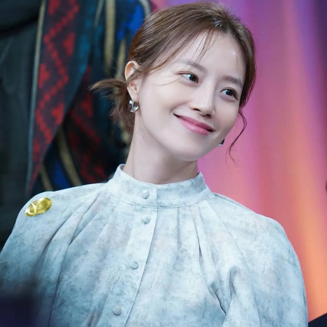 gaun biru tersenyum/Instagram @moonchaewon_official/