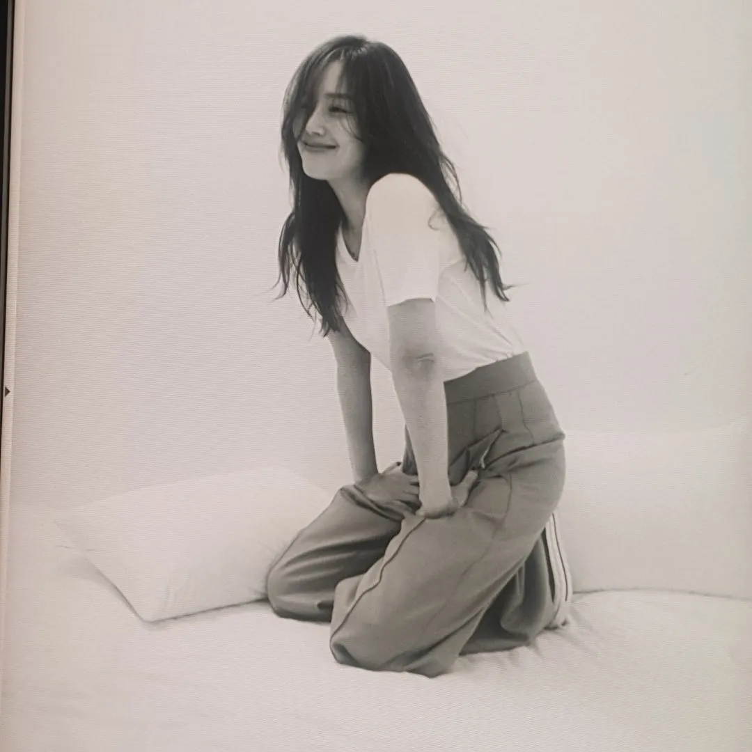 foto hitam putih/Instagram @moonchaewon_official/