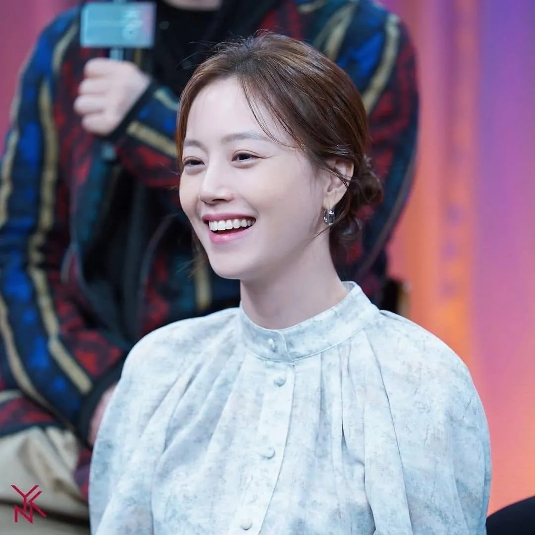tertawa lepas/Instagram @moonchaewon_official/