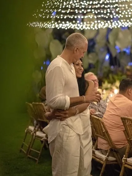 Anggun C. Sasmi Peluk Suami © instagram.com/anggun_cipta