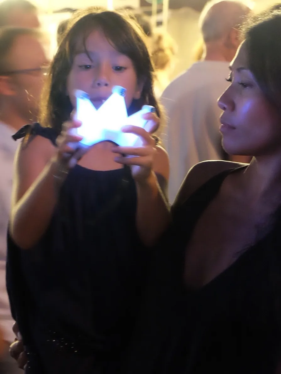 Anggun C. Sasmi Gendong Anak © instagram.com/anggun_cipta