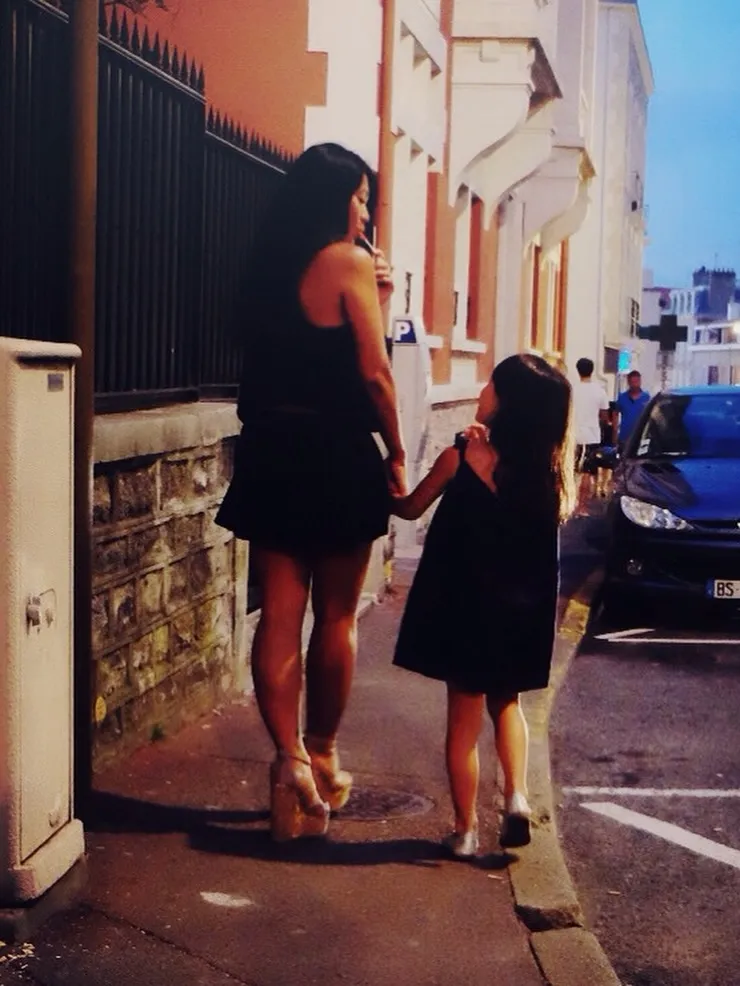 Anggun C. Sasmi Gandeng Anak © instagram.com/anggun_cipta