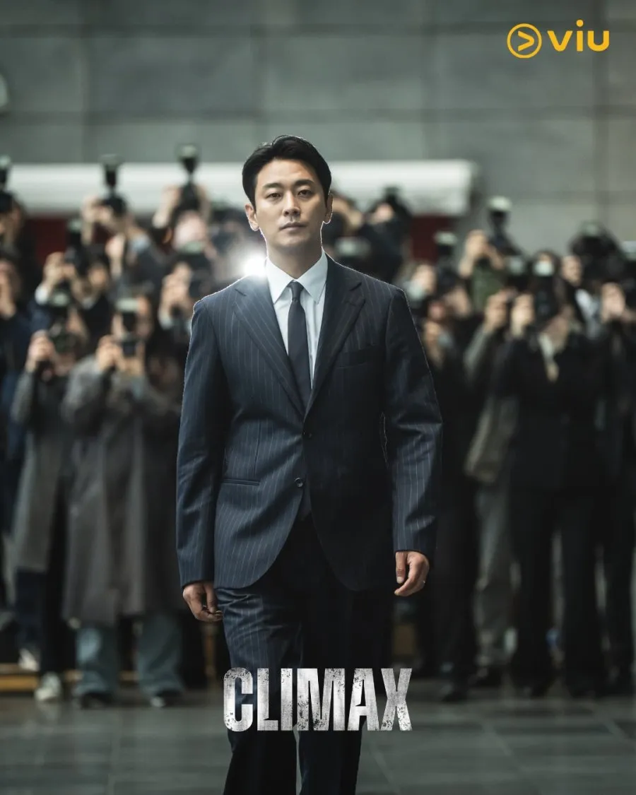 berjalan di depan kamera/mydramalist.com