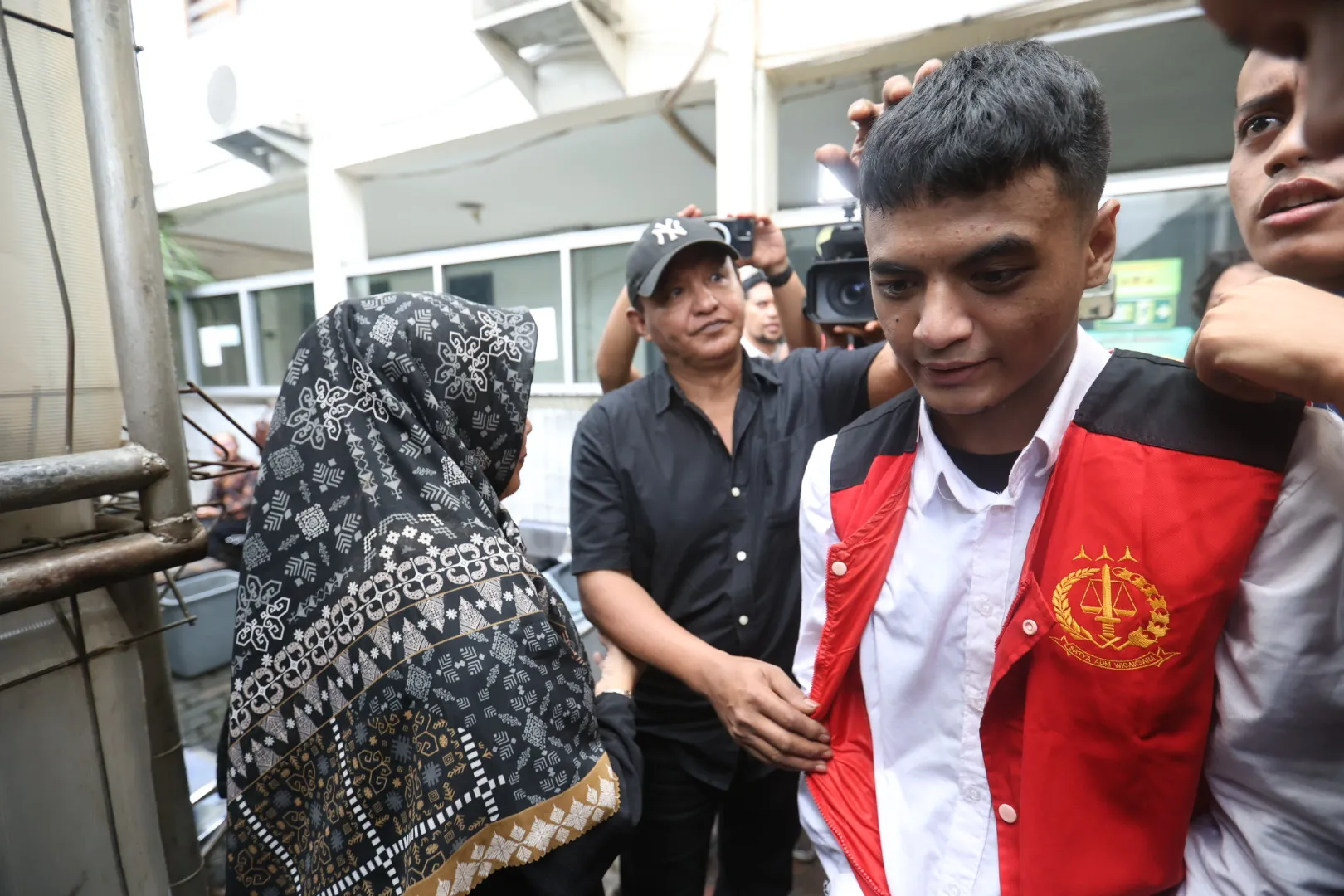 Vadel Badjideh Pakai Rompi Tahanan (cr:KapanLagi.com/Budy Santoso)