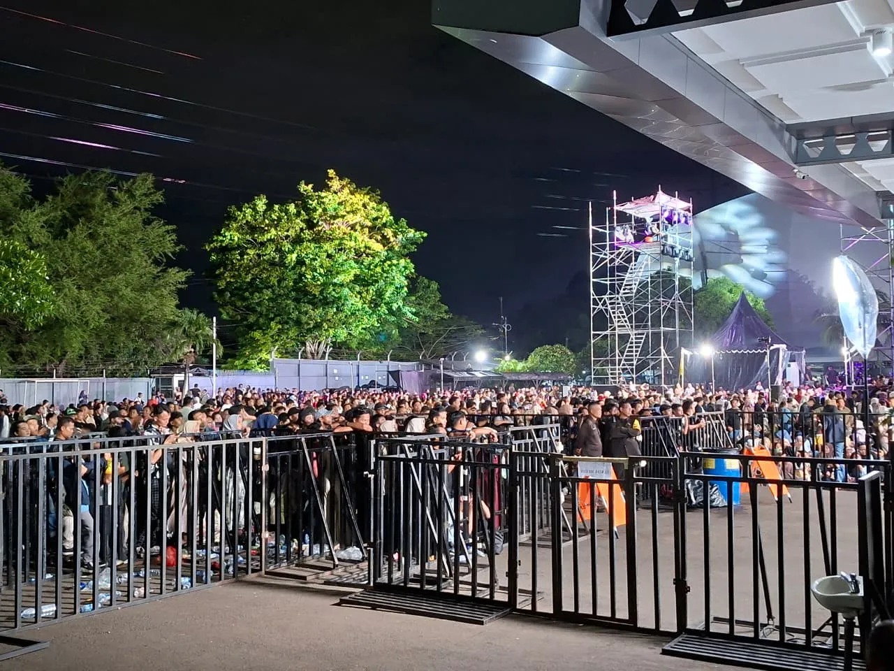 Penonton final DA 7 di studio Indosiar Emtek City © KapanLagi.com/Fikri Alfi Rosyadi